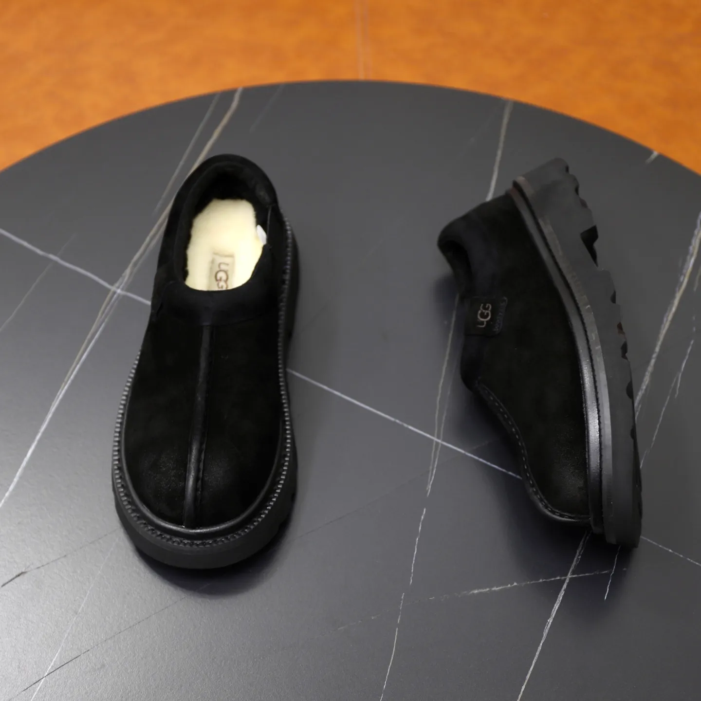 Ex-factory price: 580💰Thick wool imported from Australia Brand: UGG genuine purchasing agent Size: 39-45 Grade: Official website 1:1 Material: First layer of genuine leather waterproof and antifreeze upper Real wool lining Original non-slip soft wear-resistant outsole Style category: Men's casual shoes Trendy style Comfortable on the feet Color: Official website color synchronization